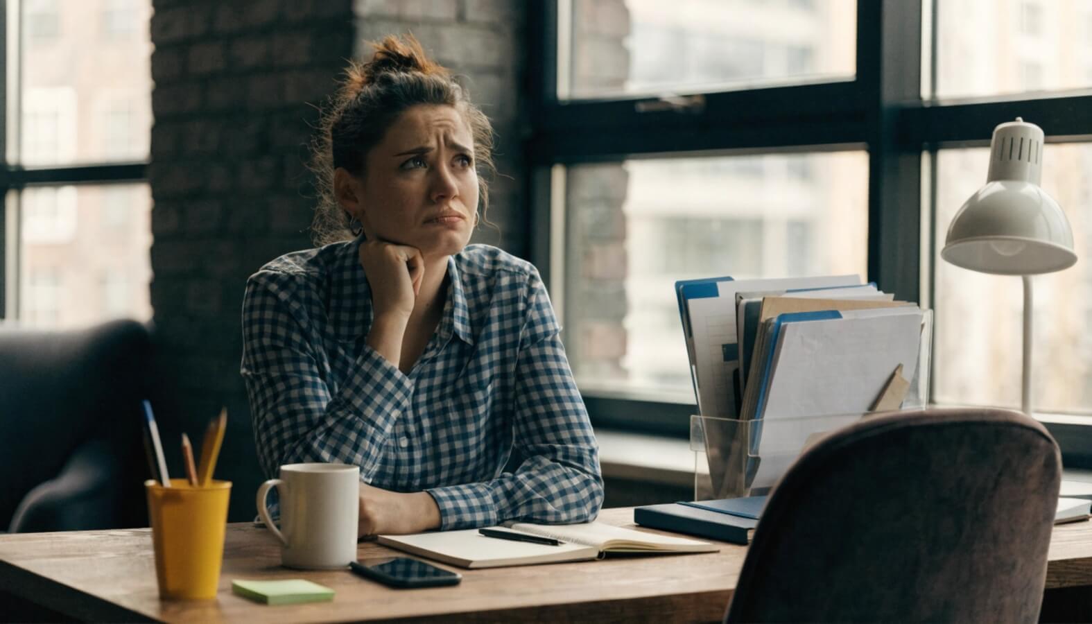 Боль #2: Хаос в учёте клиентов - почему Excel и блокноты убивают практику коуча при 5+ клиентах